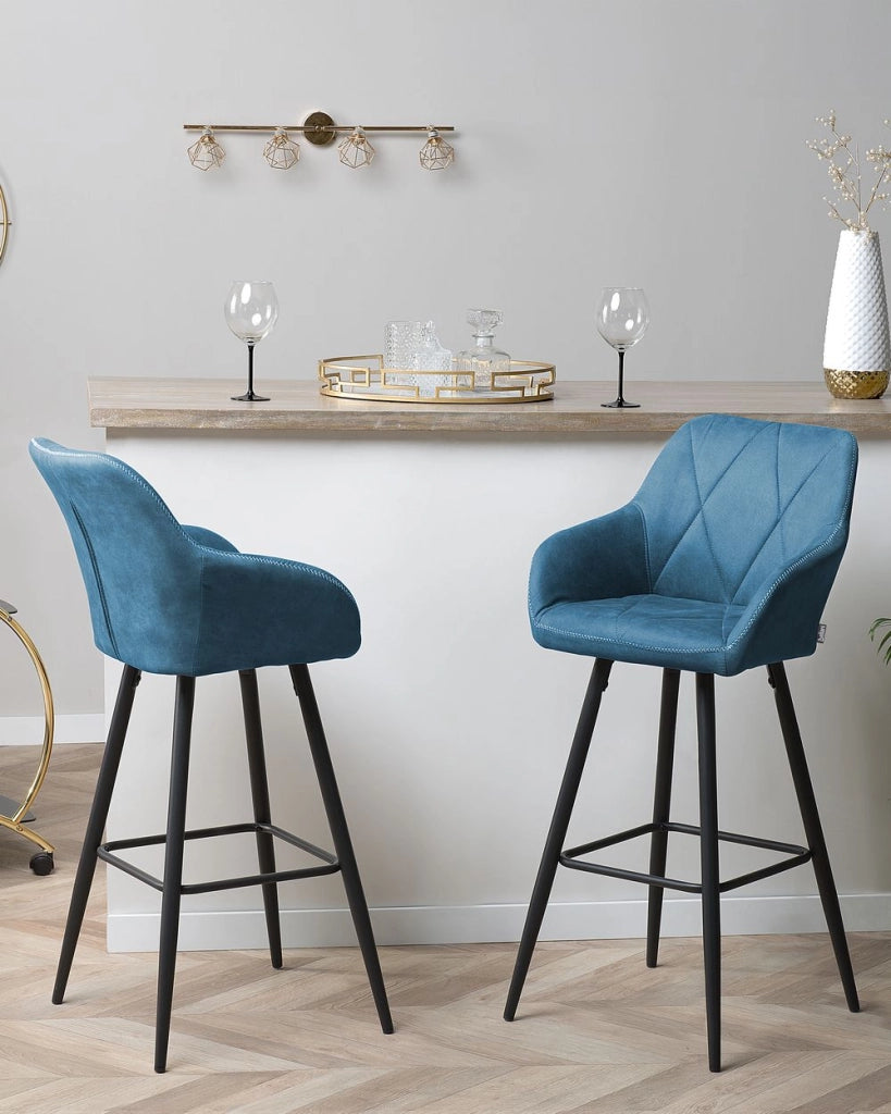 Set di 2 sgabelli da bar rivestiti in tessuto blu con braccioli imbottiti schienale gambe in metallo Nero