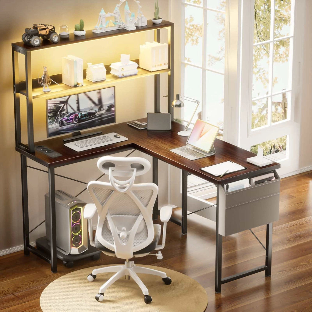 Scrivania per PC a L, scrivania da gaming, prese integrate, doppio ripiano portaoggetti, RGB, design reversibile, marrone