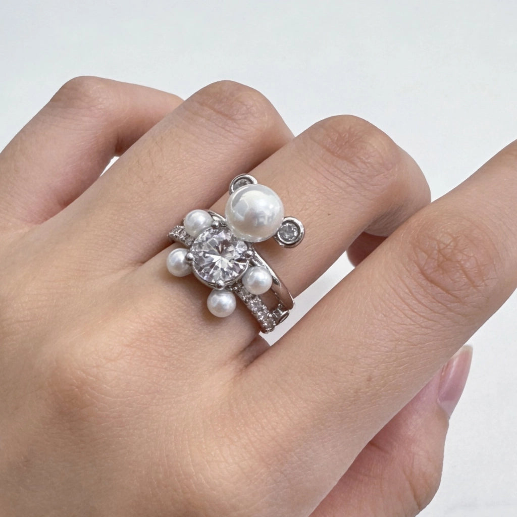 Anello di lusso con perla e zirconi scintillanti a forma di orsetto