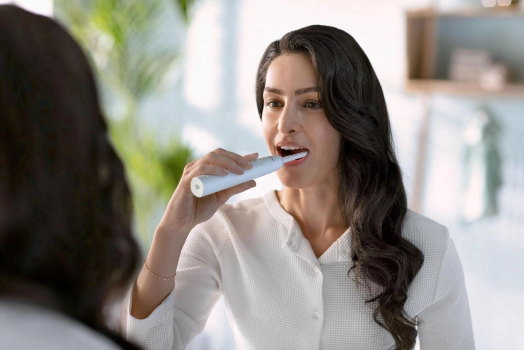 Philips 3100 series Sonicare Spazzolino Elettrico Sonico Bianco, con custodia da viaggio HX3673/13