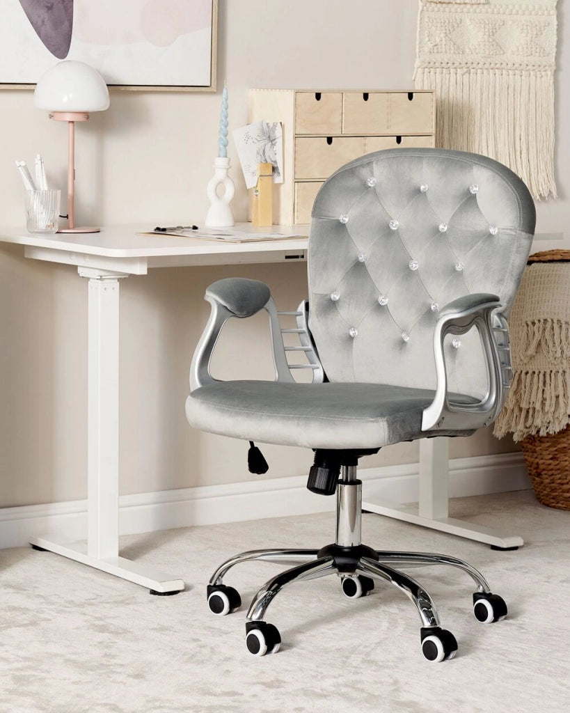 Sedia da ufficio in velluto grigio chiaro con cristalli e altezza regolabile e schienale trapuntato stile retrò moderno