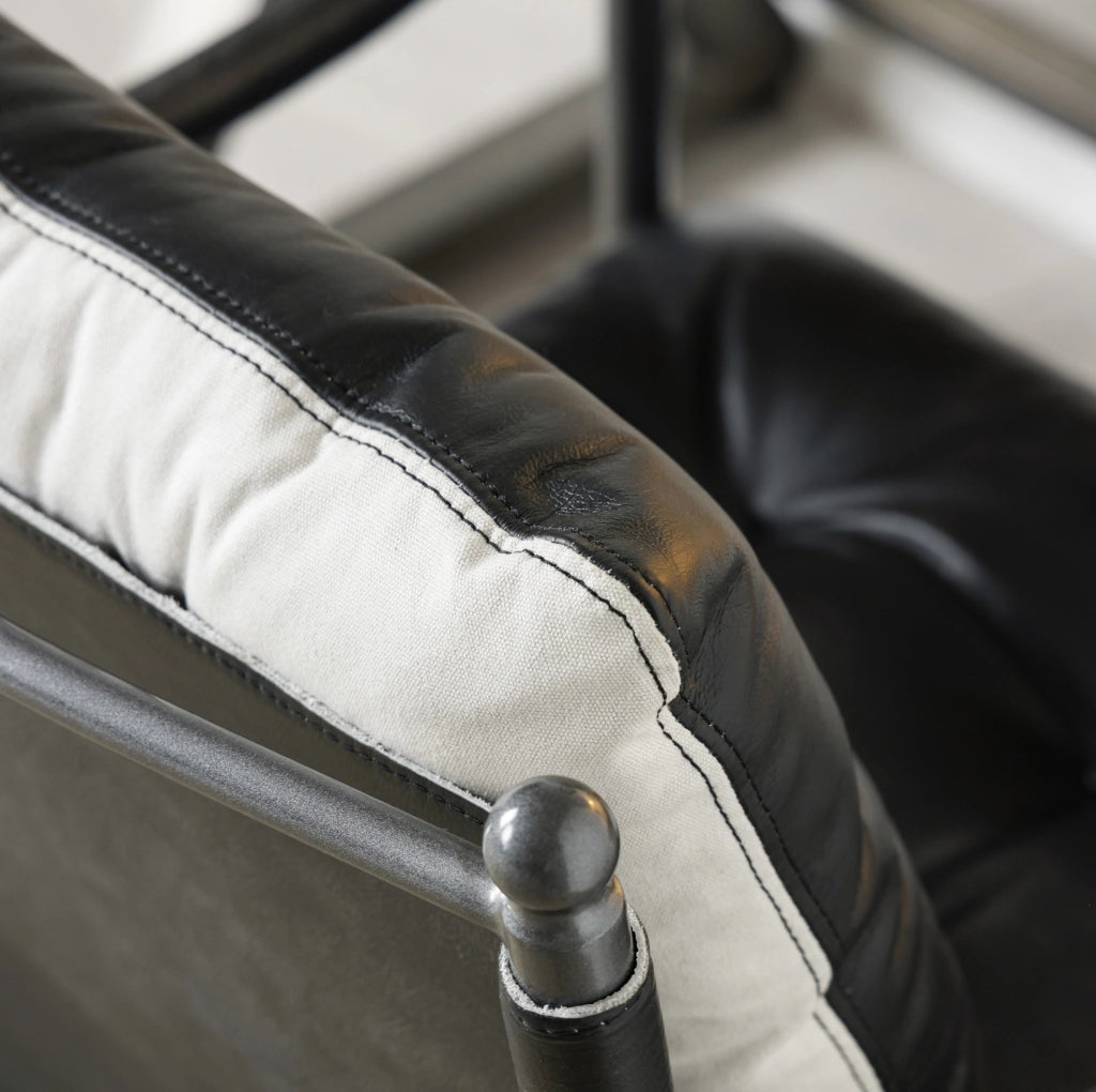 Poltrona accent mid-century moderna in pelle nera con struttura in metallo e braccioli