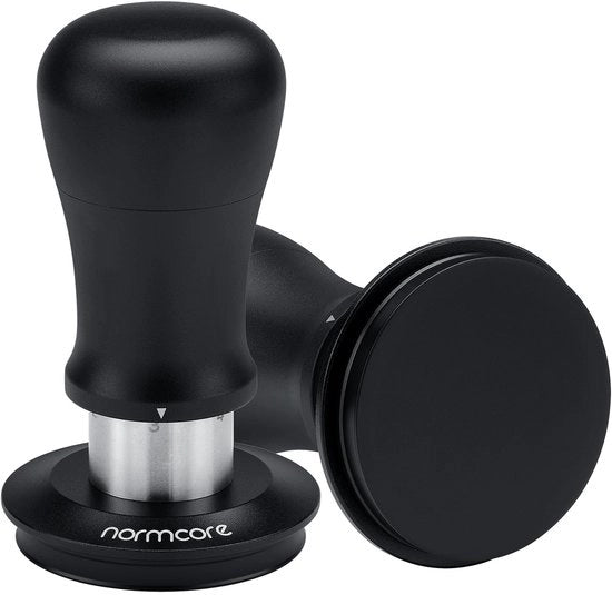 Tamponatore Espresso V5 58,5 mm, con meccanismo a bilanciere, regolazione della pressione a 6 trappole, base piatta in acciaio inox con rivestimento di titanio, manico in alluminio e maniglia di gomma.