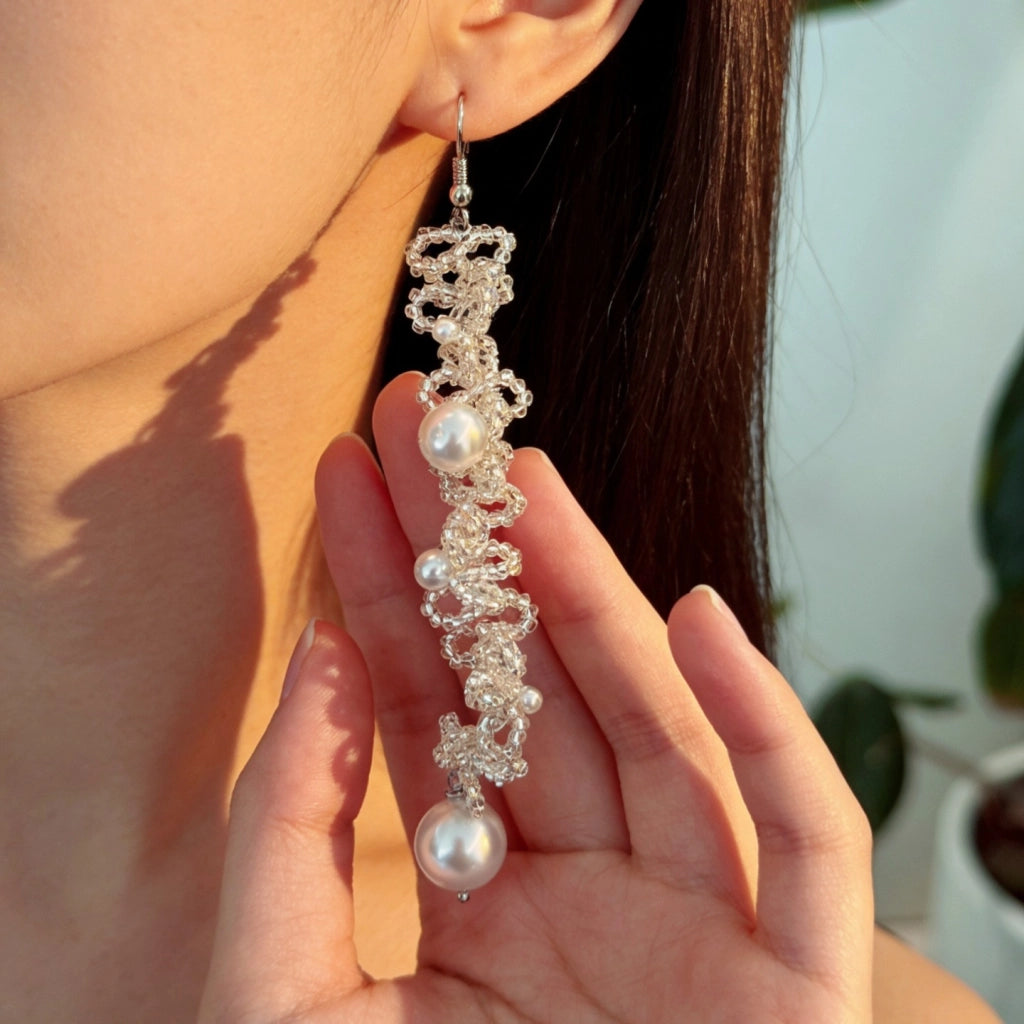 Orecchini romantici con perle intrecciate a nebbia floreale argentata, elegante catenina per clavicola realizzata a mano con perline.