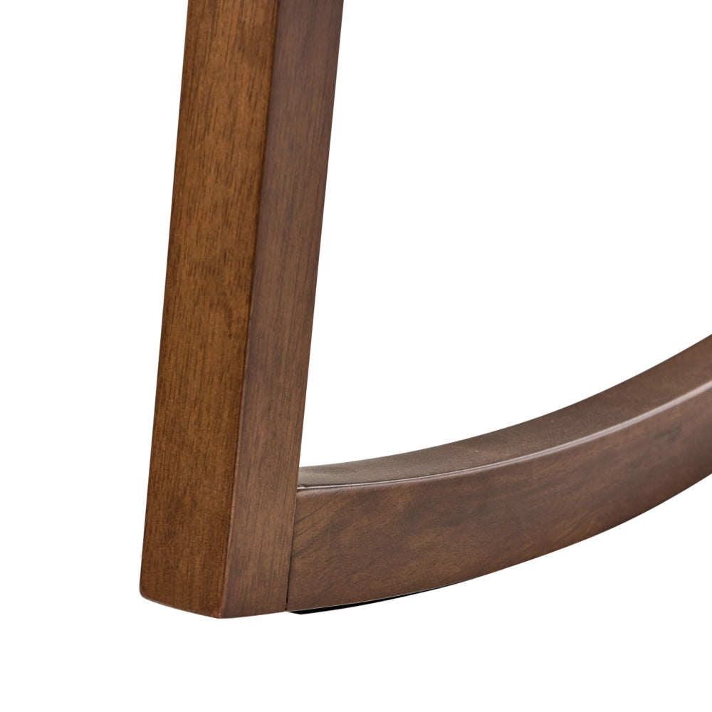 Poltrona a dondolo con rivestimento in tessuto beige chiaro e legno marroneschienale intrecciato struttura in legno per salotto e camera da letto