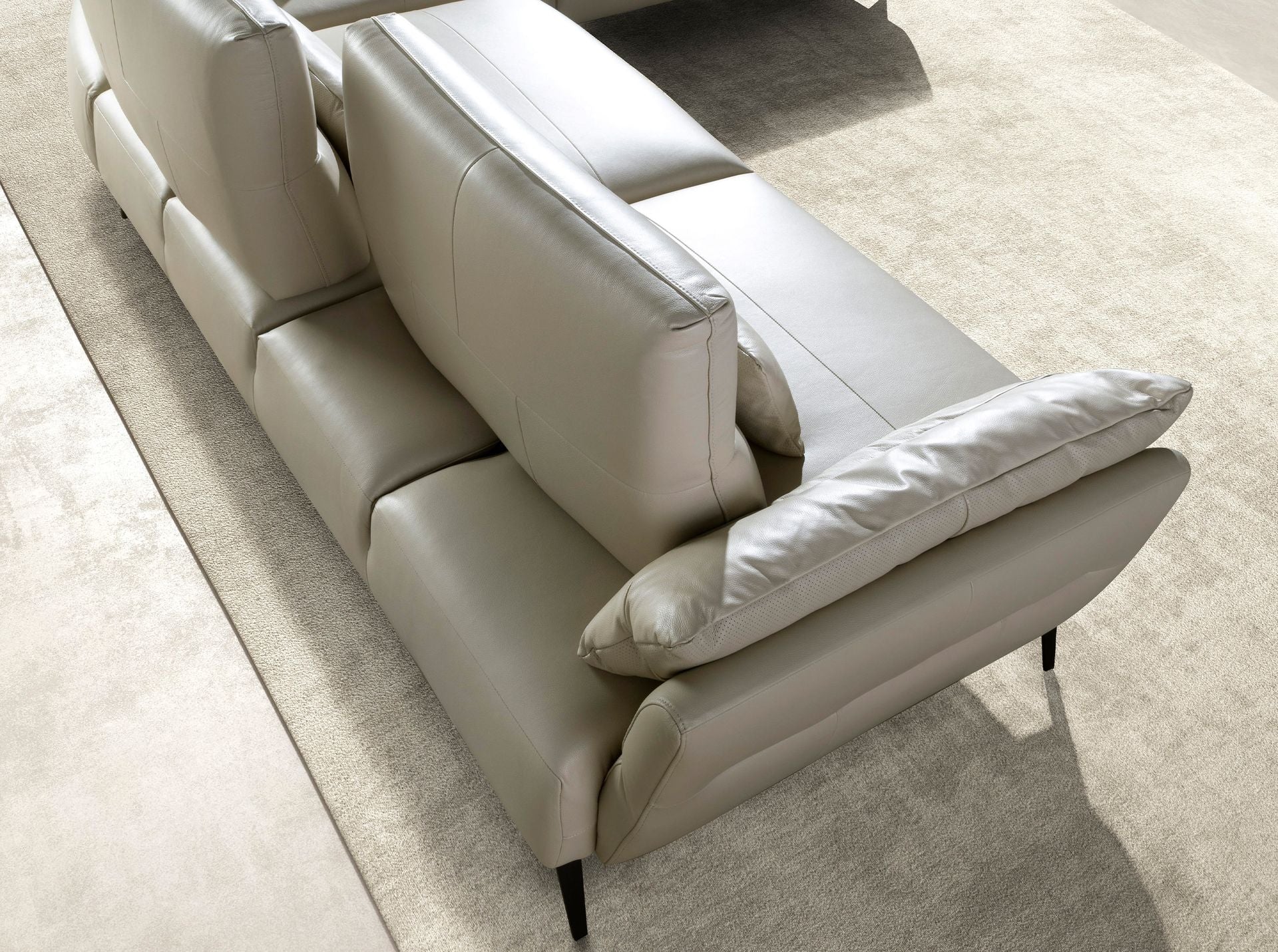 Divano chaise longue destro in pelle sabbia