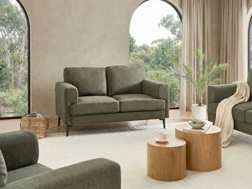 Divano minimalista moderno di metà secolo in tessuto a 2 posti con gambe in metallo rivestite e braccioli verde
