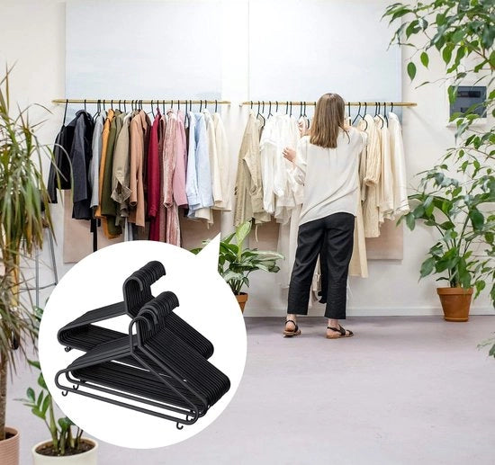 Set di 50 appesi per abiti neri - adulti - appesi in plastica robusta - appesi spaziali - appesi per pantaloni - appesi per camicie - 37 cm x 205 cm