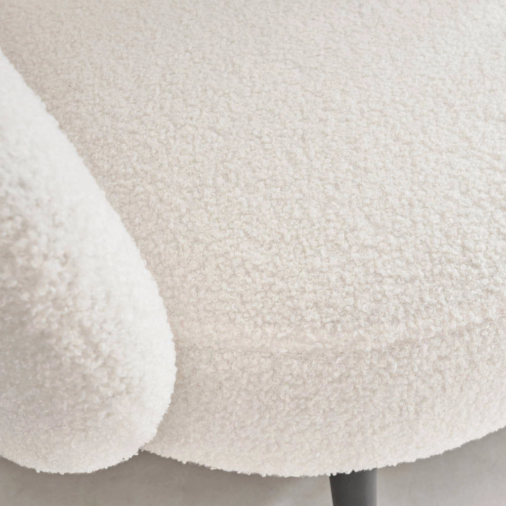 Poltrona di design in boulcé bianca e metallo, crema