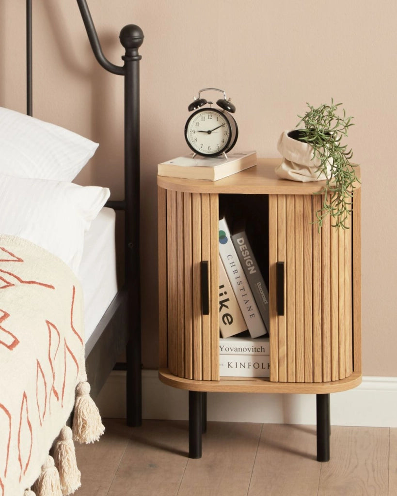 Comodino con ante scorrevole Legno chiaro Gambe in metallo stile retrò camera da letto