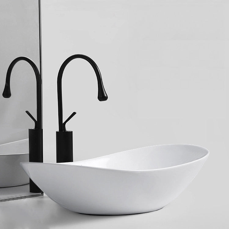 Lavabo ovale da appoggio in ceramica bianca