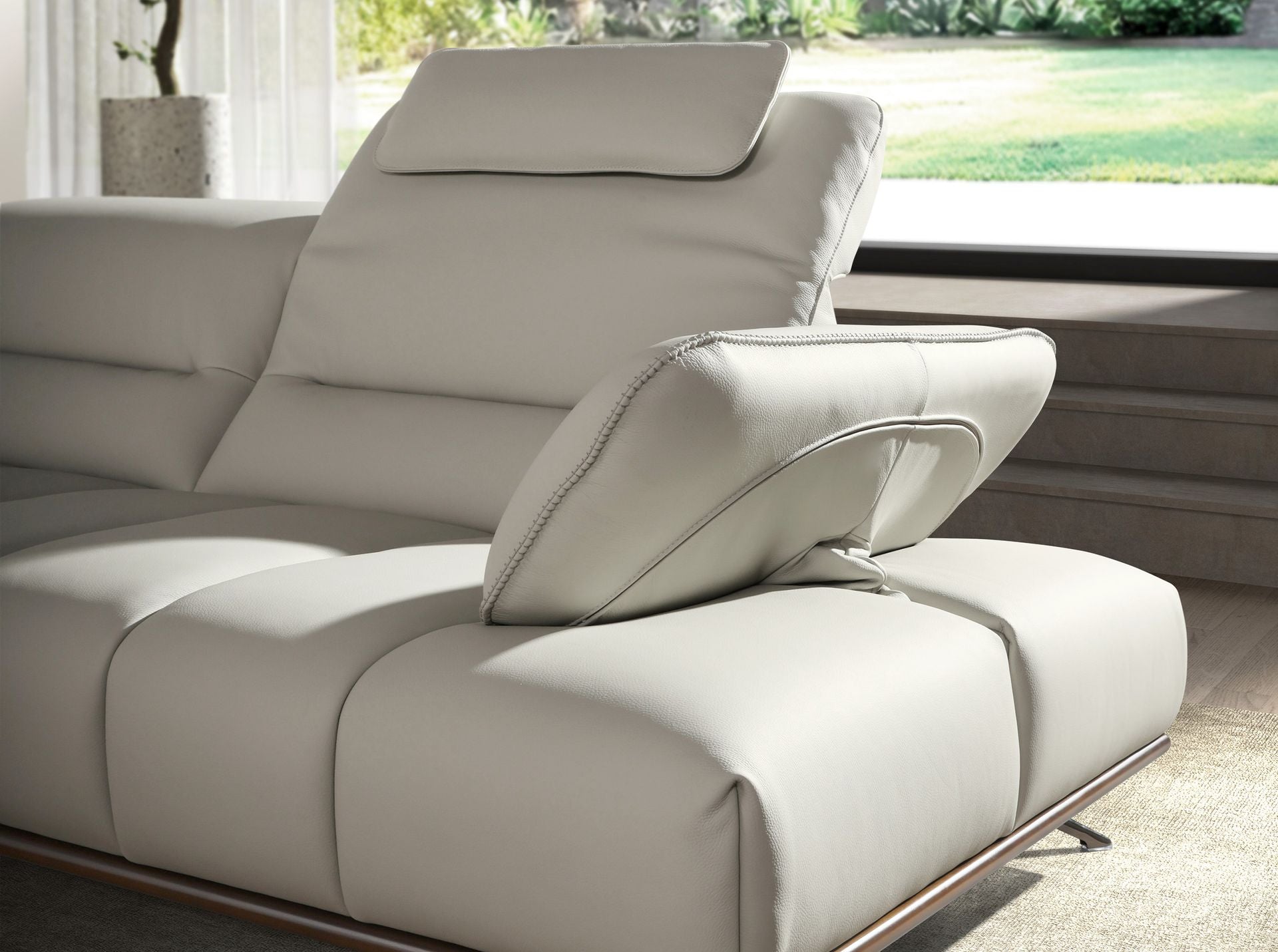 Divano angolare sinistro in pelle grigio chiaro