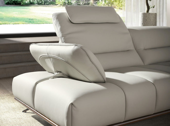 Divano angolare destro in pelle grigio chiaro