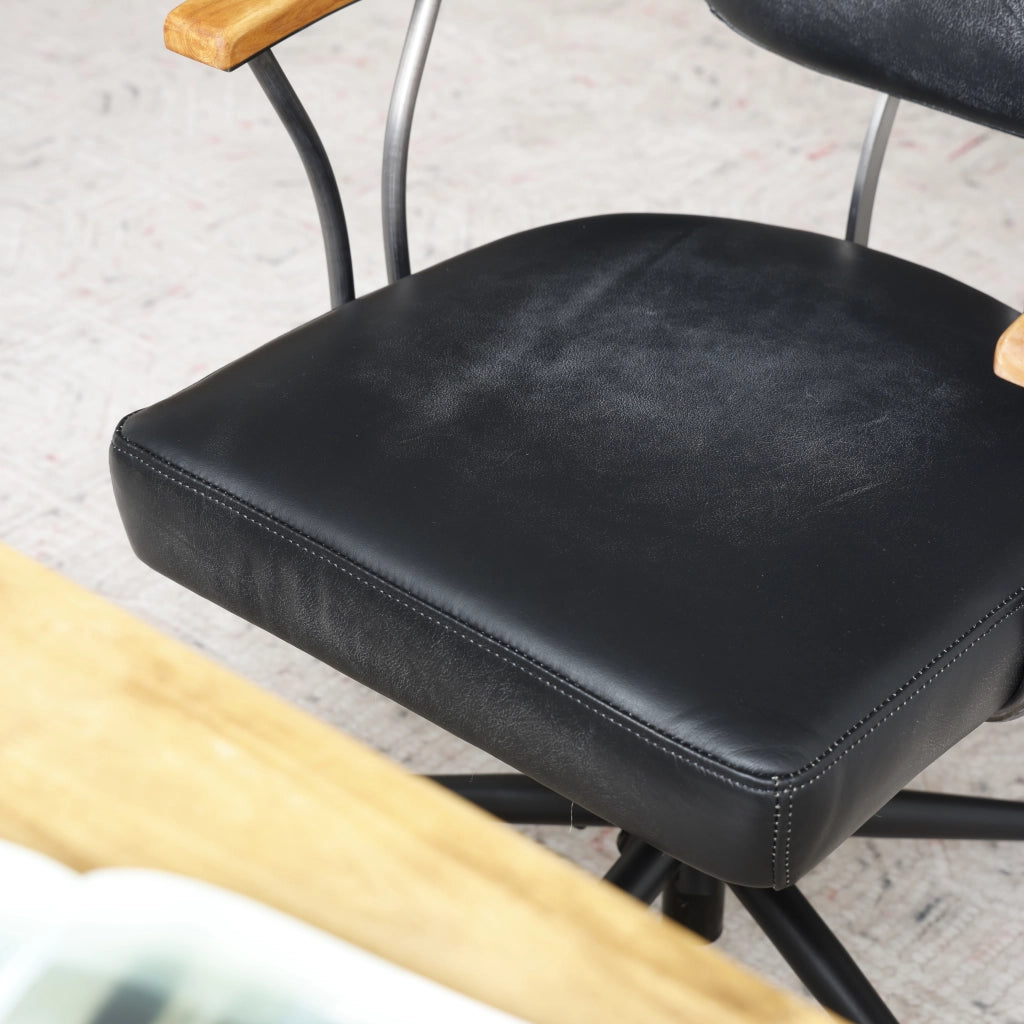 Sedia da ufficio ergonomica girevole con rotelle in pelle premium e struttura in metallo per ufficio domestico nera