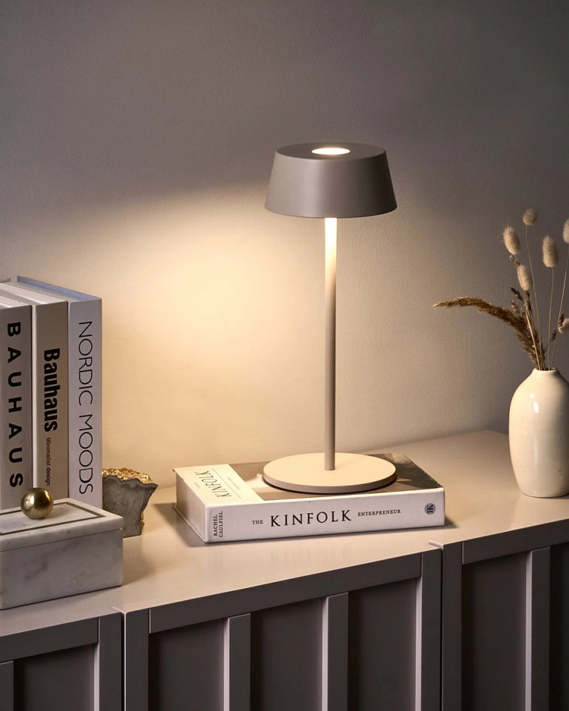 Lampada da tavolo wireless beige in metallo da interno ed esterno con porta USB C ricaricabile