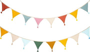 Banchi di festeggiamento a due colori con trecce e bandierine per decorazioni esterne di feste di compleanno