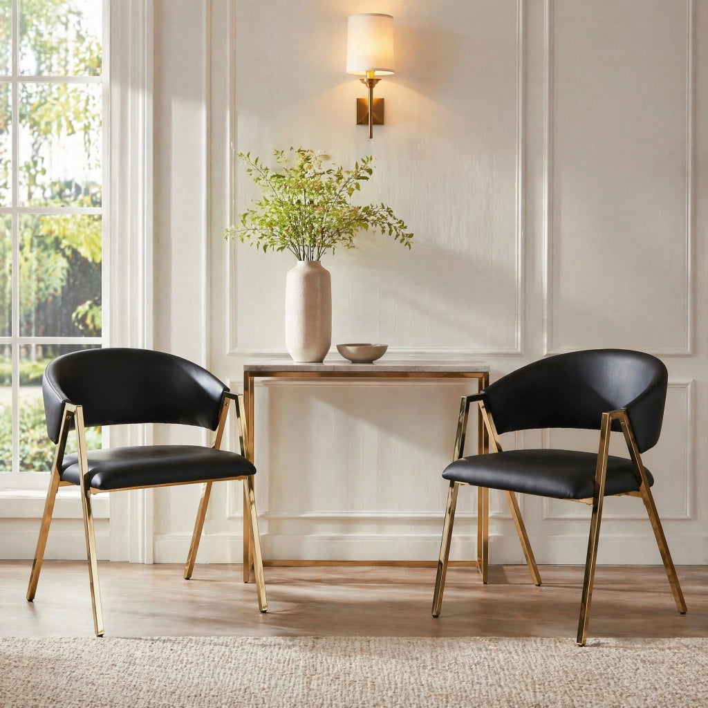 Sedia da pranzo nera con struttura in metallo color oro