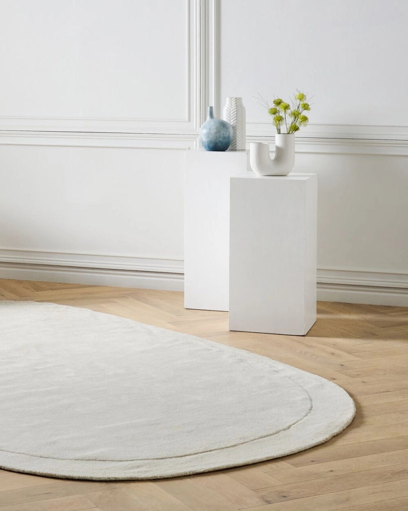 Tappeto per aree in viscosa e lana bianco sporco di forma irregolare 200 x 300 cm in stile moderno e glam.