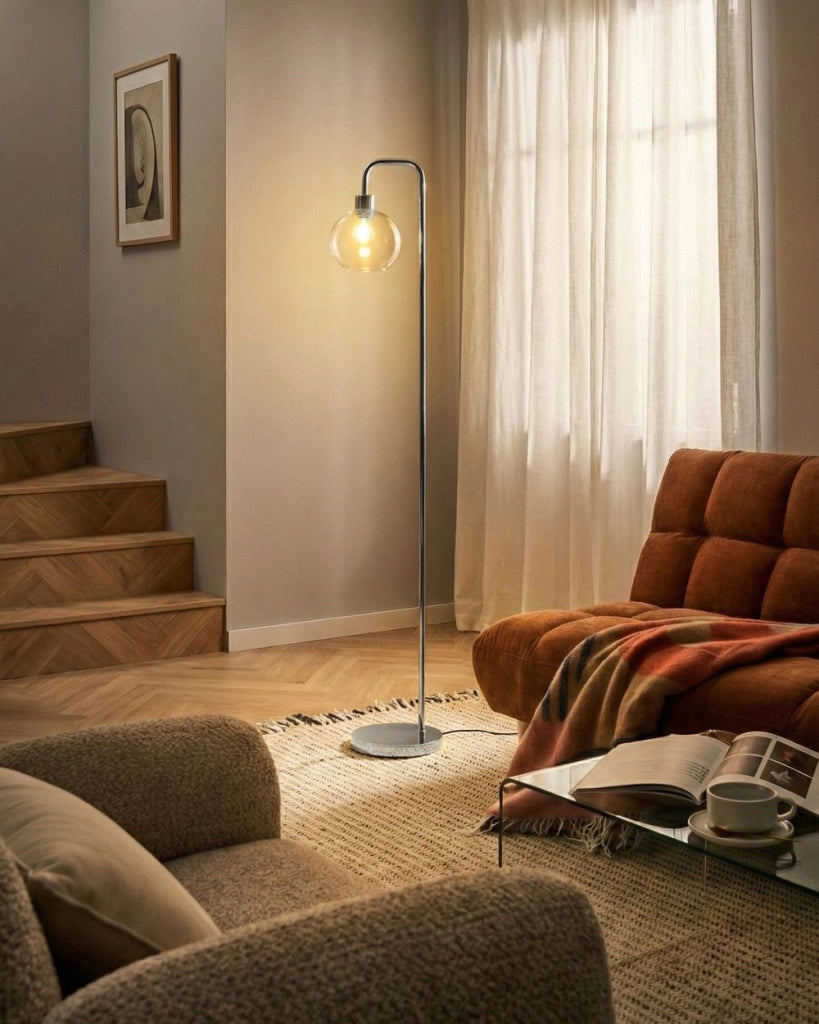 Lampada da terra con base in metallo argento e paralume in vetro in stile moderno per soggiorno e camera da letto