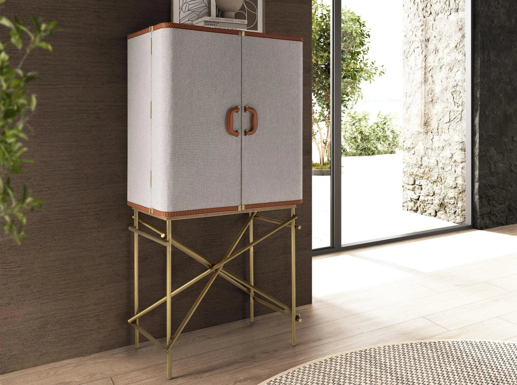 Credenza alta, tessuto, noce e acciaio lucido dorato