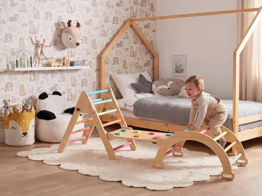 Set triangolo Pikler 3 in 1 in legno di pino marrone chiaro con arco da arrampicata e rampa per cameretta