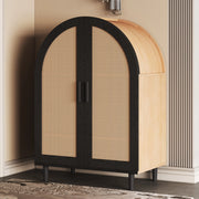Elegante credenza/scarpiera con esterni arrotondati, ante in rattan traforato e tre ripiani.