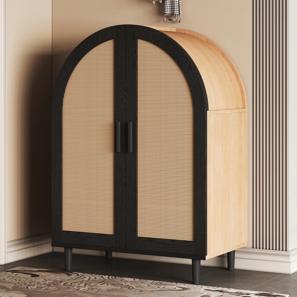Elegante credenza/scarpiera con esterni arrotondati, ante in rattan traforato e tre ripiani.