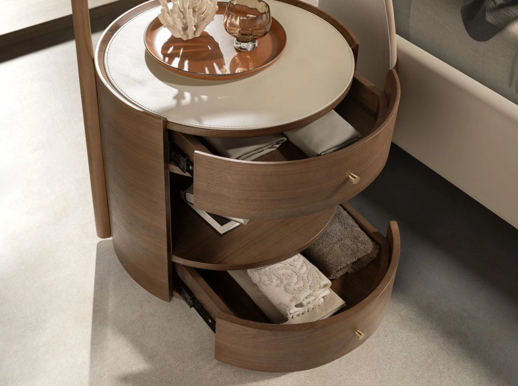 Comodino noce con piano in legno rivestito in similpelle color crema