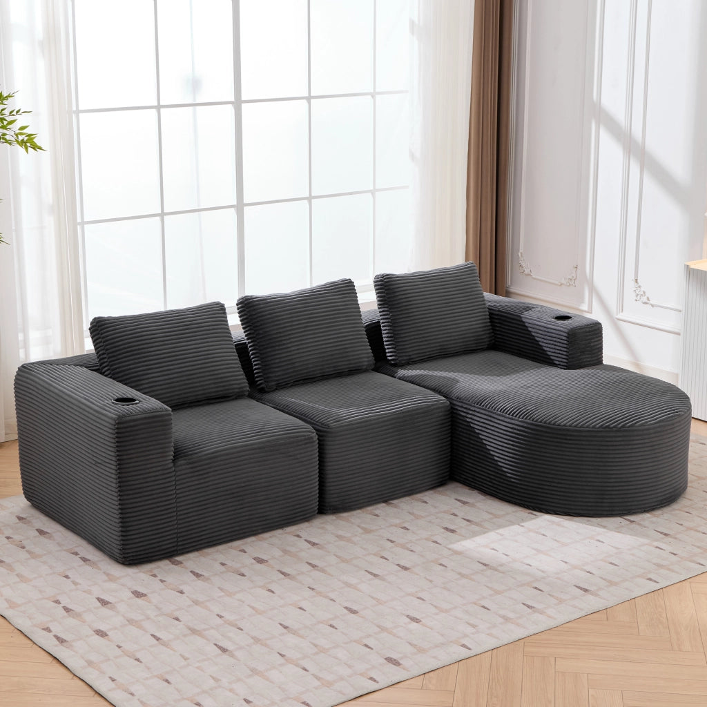 Divano lineare compatto con 3 cuscini e doppi portabicchieri in poliestere grigio scuro per piccoli spazi 265 × 176 × 60 cm