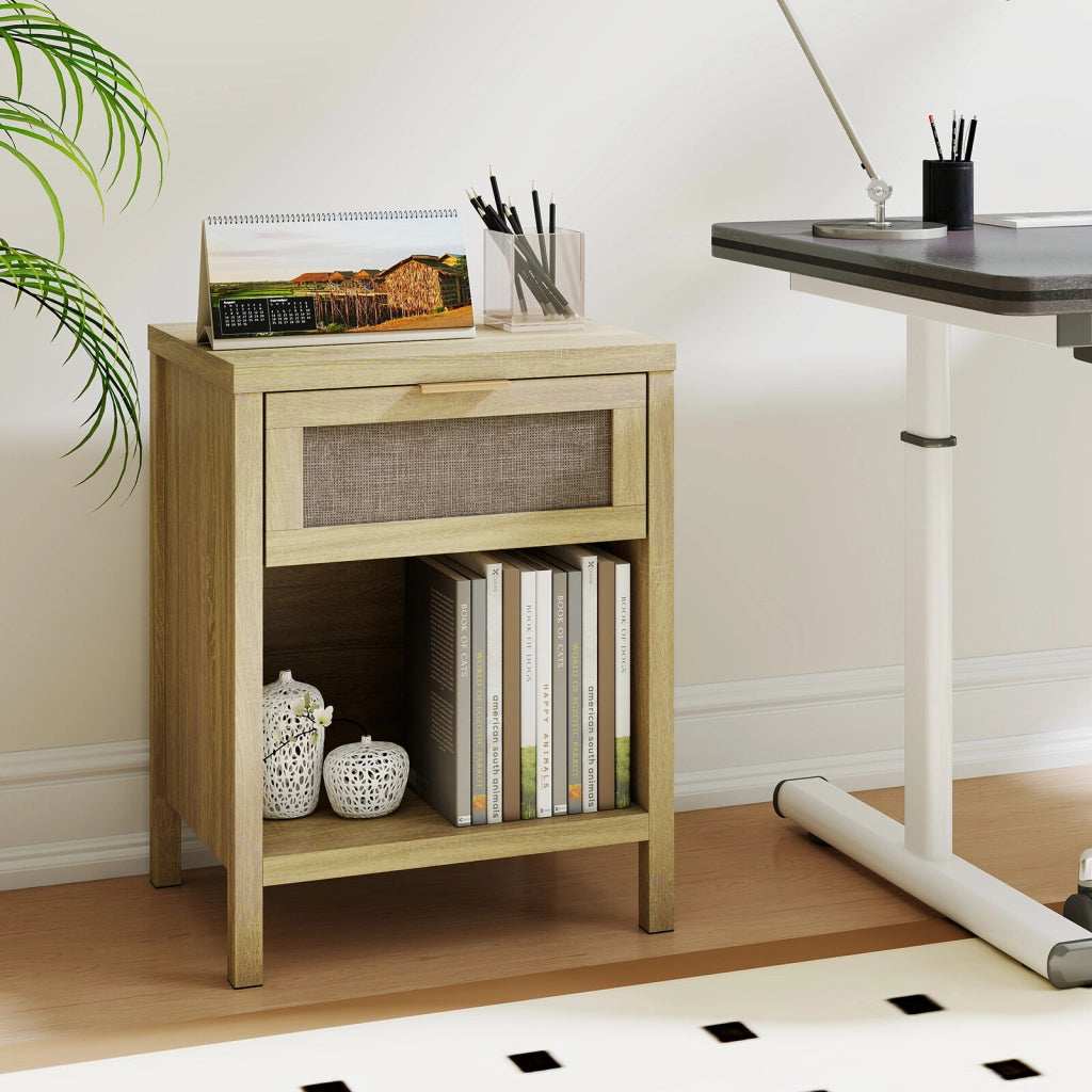 Set di 2 comodino con stazione di ricarica cassetto e scomparto aperto, Tavolino da letto in rattan PE per soggiorno e camera da letto