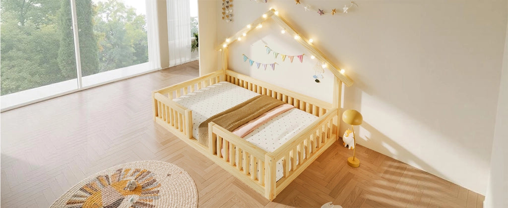 Letto a casetta per bambini 90 × 200 cm con spondine di sicurezza e luce LED, senza materasso, legno naturale