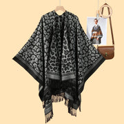Elegante e classico scialle con spacco e nappe a stampa leopardata.