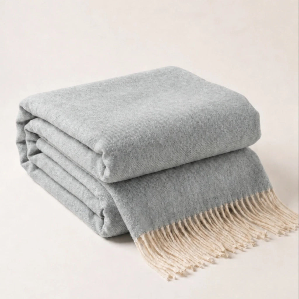 Plaid Living 130x170 cm in Cotone Blend | Coperta Leggera 250 gr/mq per Divano e Letto | Design Elegante e Tessuto Morbido | Grigio Chiaro