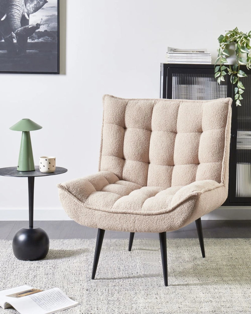 Poltrona beige in bouclé senza braccioli, sedia accentuante da relax, senza braccioli, gambe in ferro nero, per soggiorno o camera da letto, moderna.