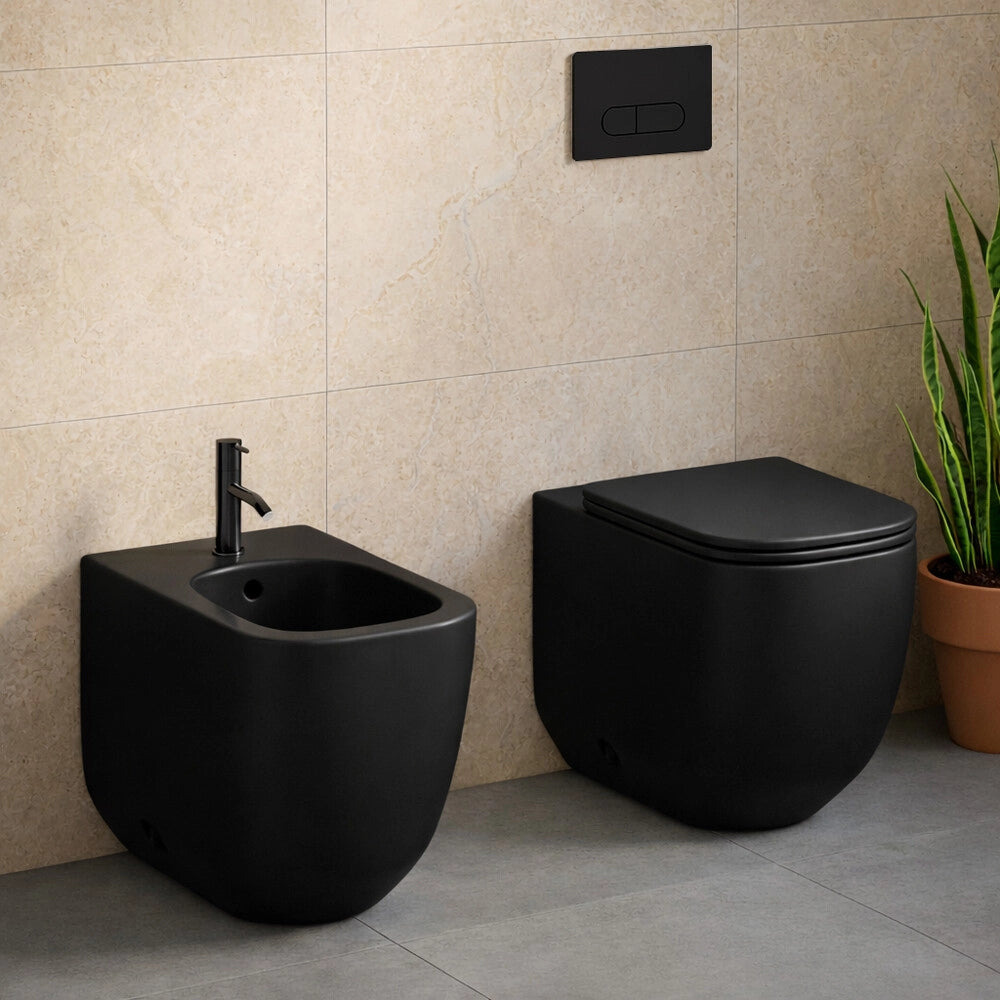 Sanitari filo muro in ceramica nero opaco con copriwc e scarico tornado design arrotondato Kora