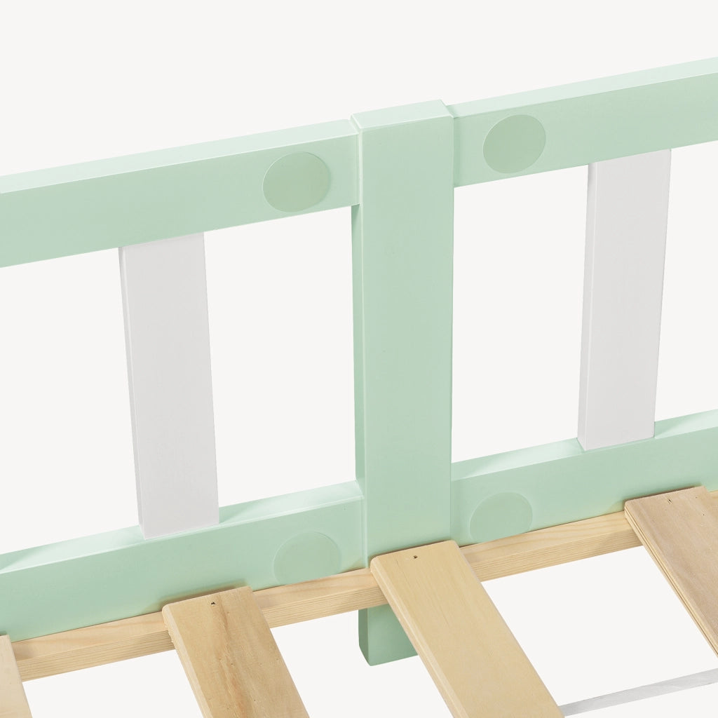 Letto per Cameretta Treviolo a Forma di Casetta in Stile Montessori 90x200 cm Menta Verde/Bianco [en.casa]