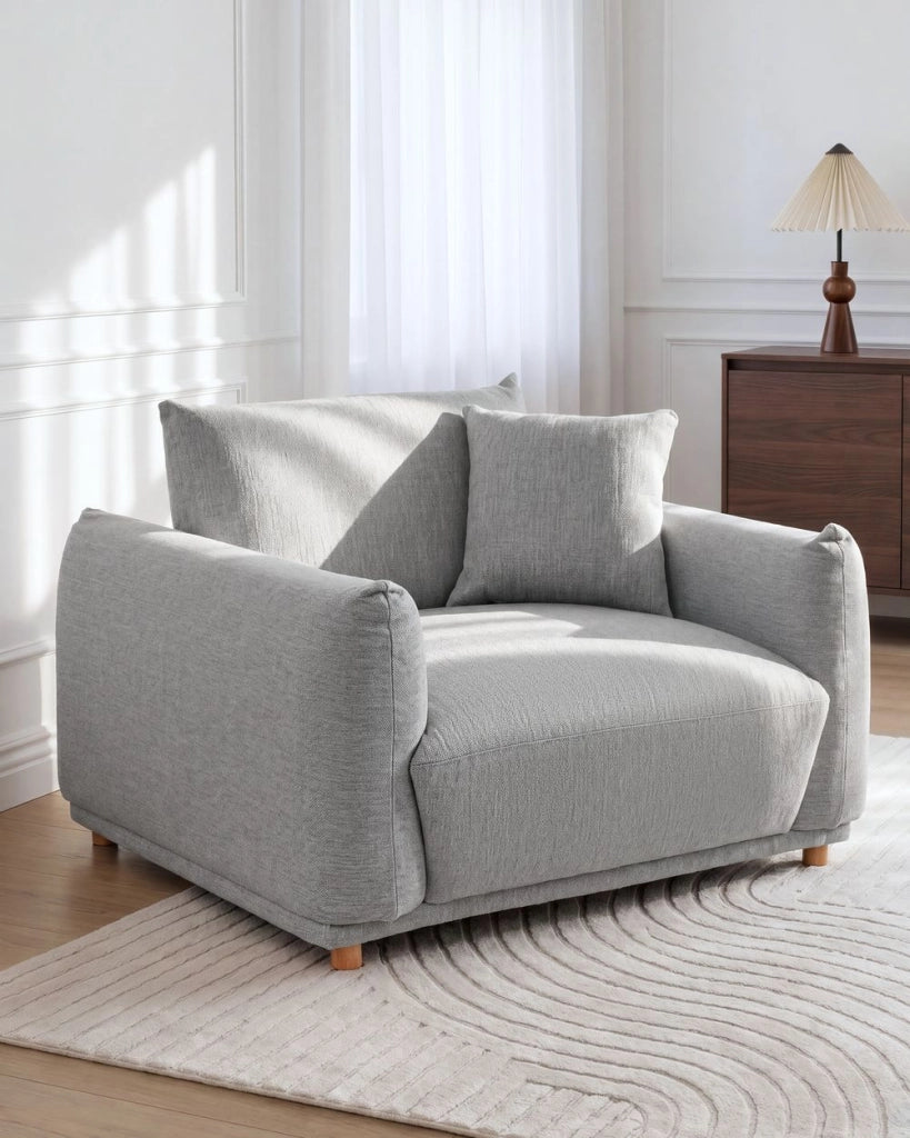 Poltrona da salotto con schienale in tessuto e gambe in legno grigio chiaro stile moderno
