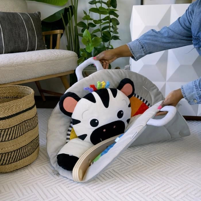 BABY EINSTEIN Tappeto gioco Zen's Activity Milestones con barra in legno, giochi multisensoriali, dalla nascita