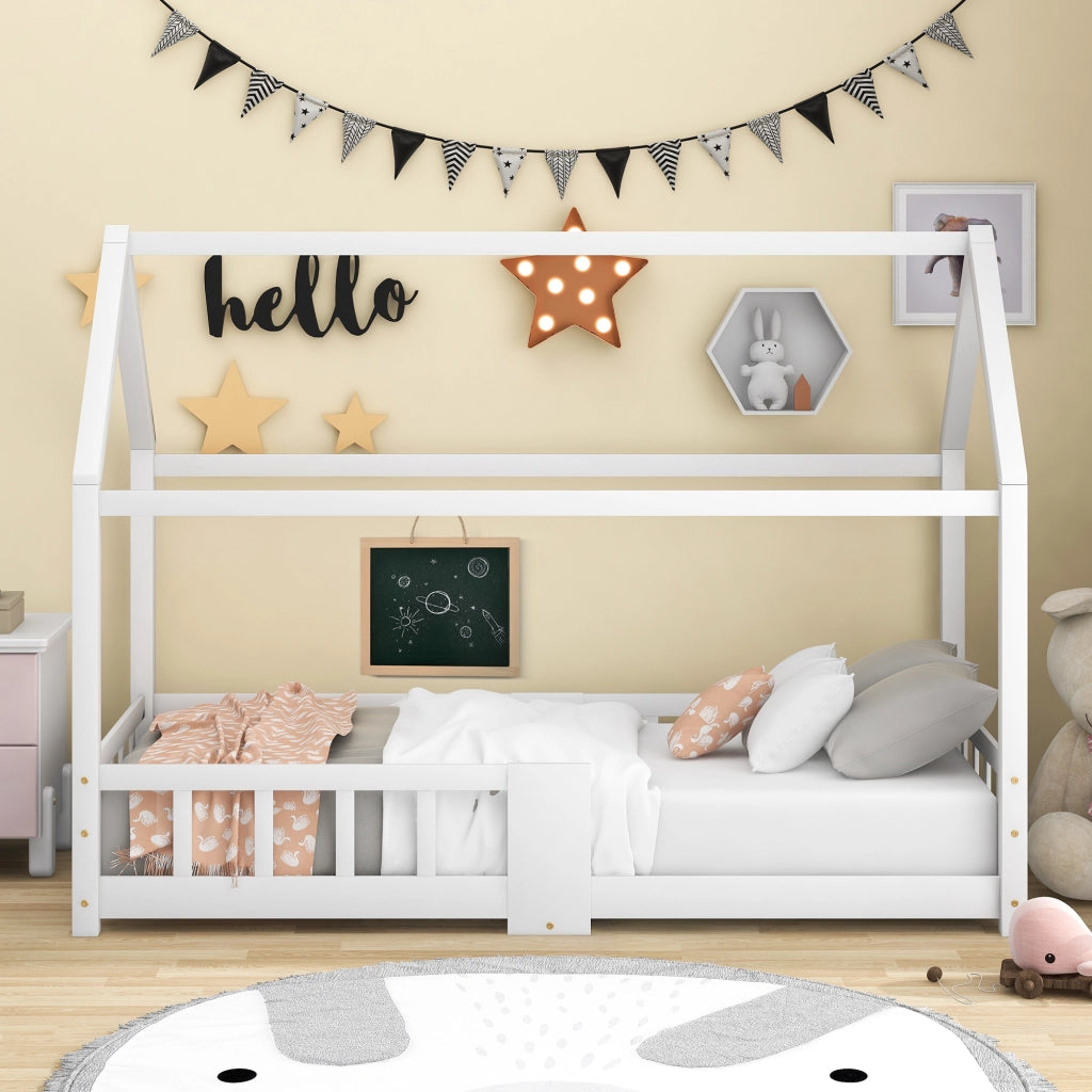 Letto a casa per bambini bianco in legno massiccio con rete a doghe e protezione anticaso 90x200 cm