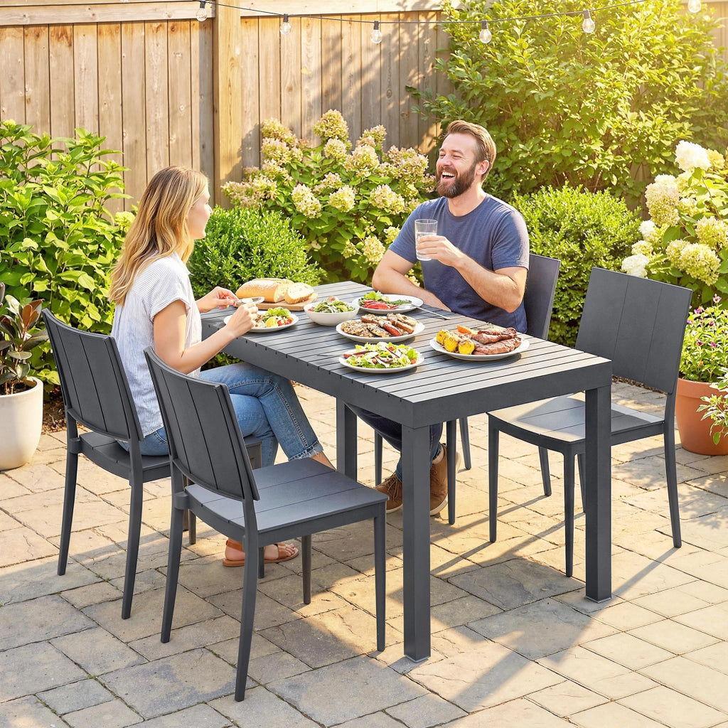 Set di mobili da giardino gruppo sedute 5 pezzi Tavolo largo con 4 sedie impilabili design a listelle per 4 persone Grigio scuro