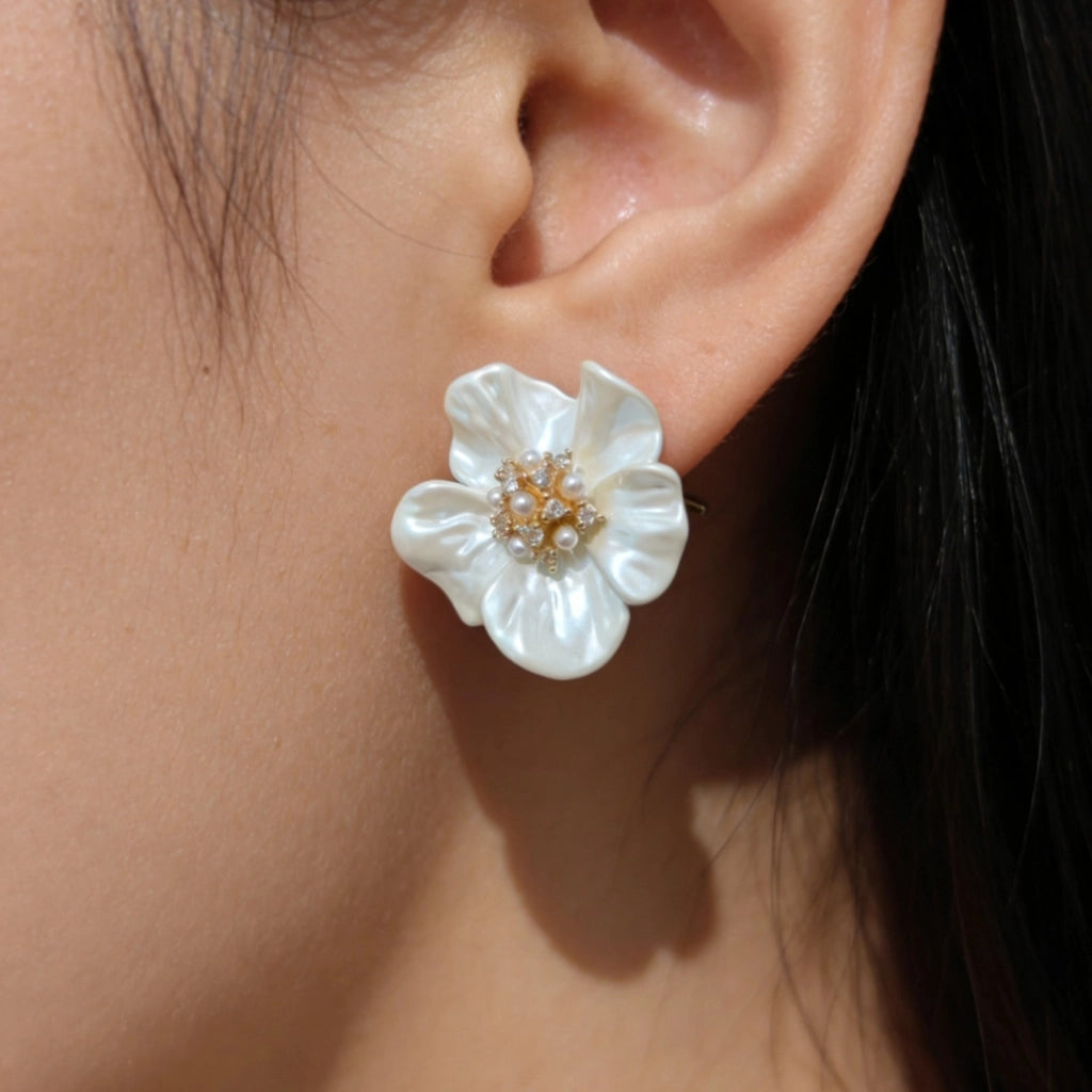 Romantici orecchini a forma di camelia bianca con perline e borchie a forma di fiore in zircone