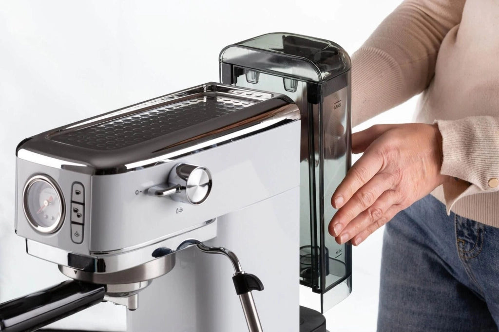 Ariete 1381 Macchina da caffè con manometro, compatibile con caffè in polvere e cialde ESE, 1300 W, Capacità 1,1 L, 15 bar di pressione, Filtro ½ tazze, Dispositivo Cappuccino, Bianco