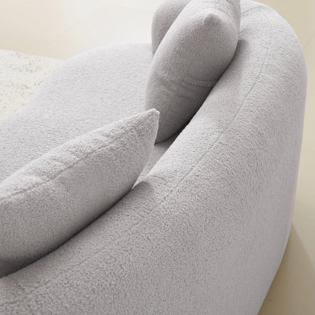 Divano a due posti curvo con cuscini e braccioli arrotondati in schiuma e molle, stile moderno, grigio chiaro