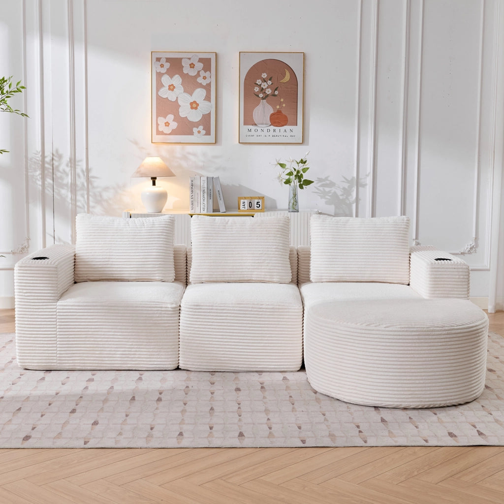 Divano beige in poliestere imbottito con 3 cuscini e 2 portabicchieri