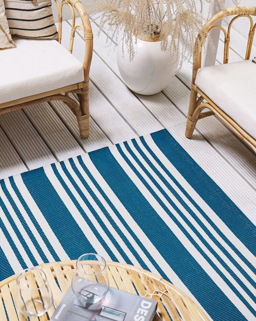 Tappeto per esterno Mat Blu Sintetico 120 x 180 cm Motivo Geometrico a Righe Eco Friendly Moderno Minimalista