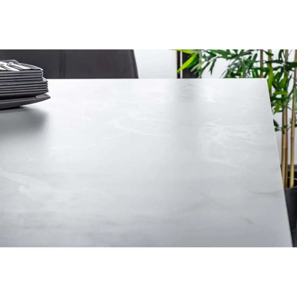 Table STELIX 180–220–260 cm – Piano in ceramica effetto marmo bianco e vetro temperato – Estendibile con gambe in metallo nero