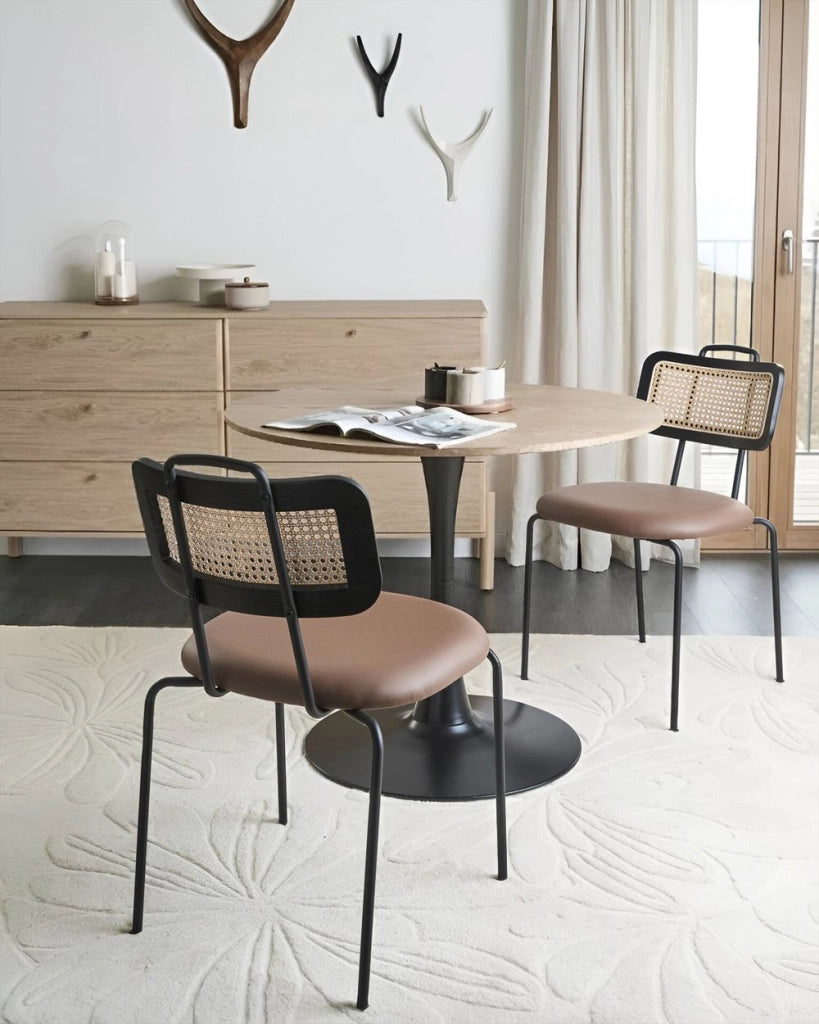 Set di 2 sedie da pranzo con seduta in ecopelle marrone, schienale in rattan PE, gambe in ferro, senza braccioli, cappucci protettivi, design boho moderno