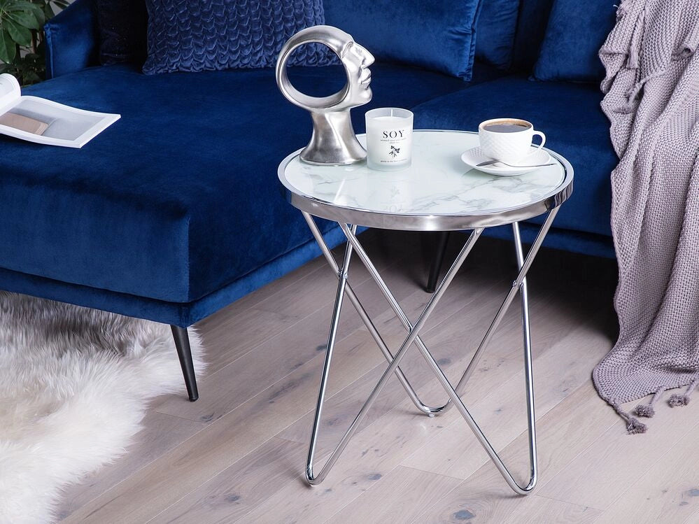 Tavolino Laterale Piano In Vetro Temperato Effetto Marmo Bianco Gambe A Forcella In Metallo Argento Forma Rotonda