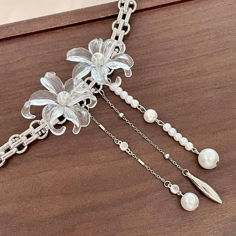 Collana vintage fatta a mano con fiore trasparente, perle e nappa, regalo di Natale o compleanno.