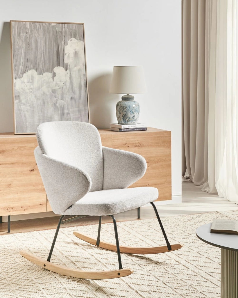 Sedia a dondolo in tessuto bianco sporco gambe in legno e metallo pattini design moderno soggiorno